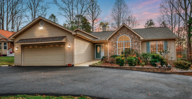 A beautiful rambler home in Lake of the Woods, VA